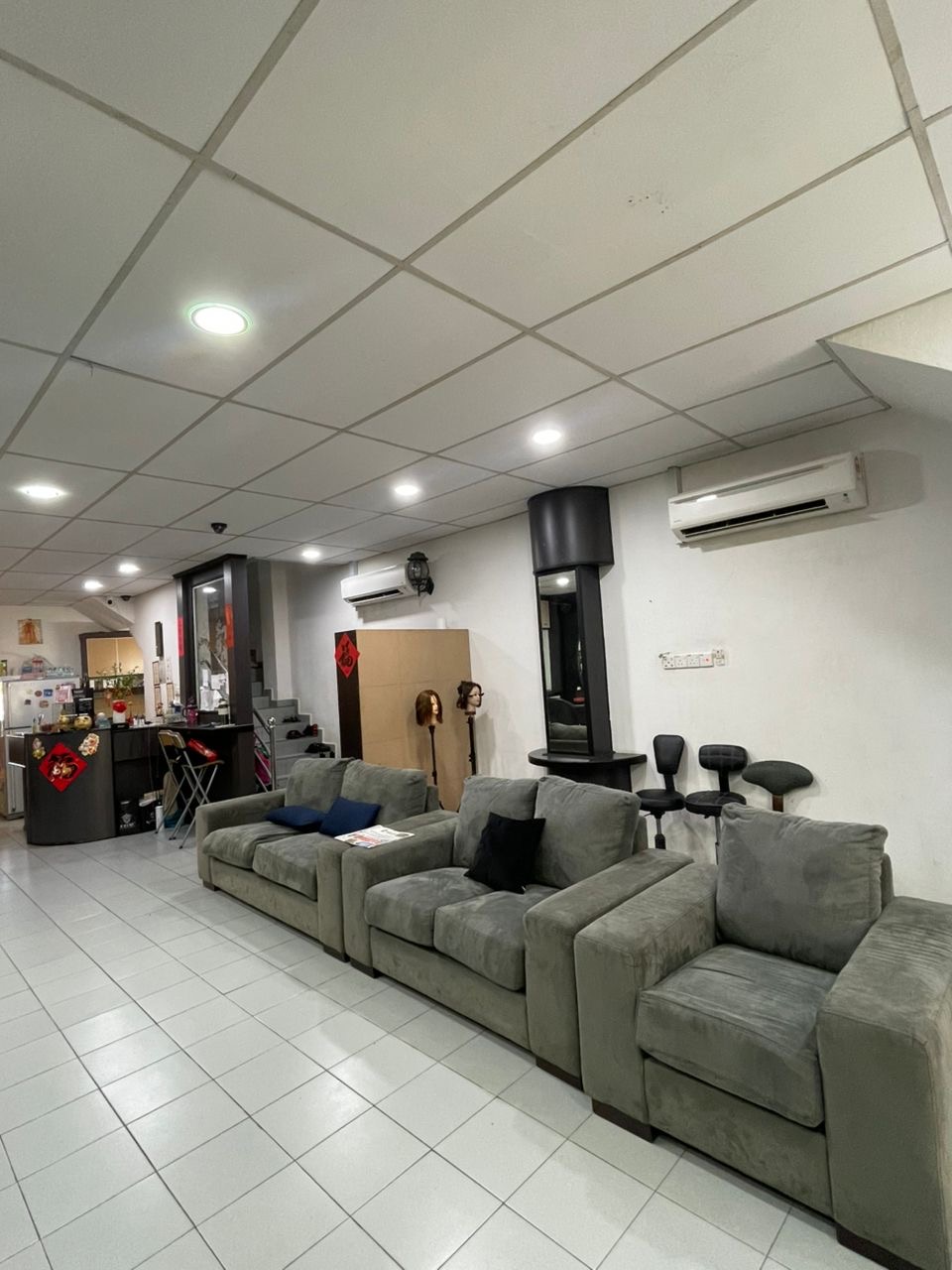 Hitomi Hair Salon interior — styling stations