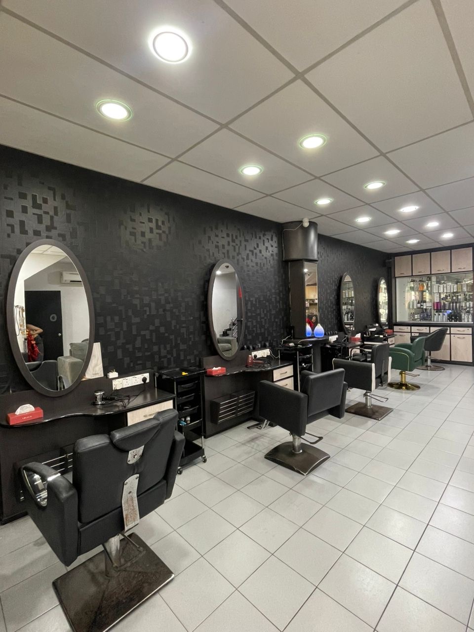 Hitomi Hair Salon interior — lounge area